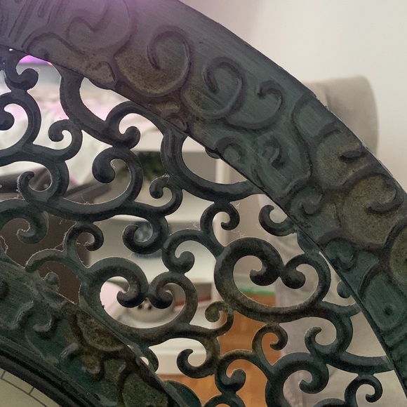 Green with a touch of Gold Wall Clock. - Picture 5 of 11